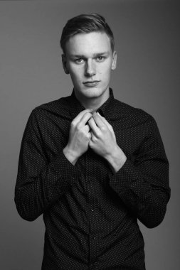 Beyaz genç adam üzerinde siyah beyaz sesi ciddi