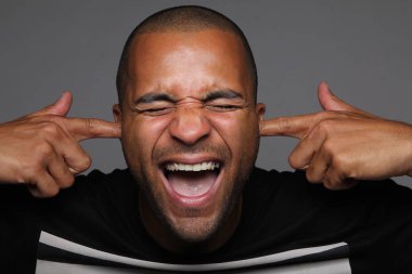 Siyah genç adam çığlık