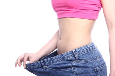 Büyük kotun içinde poz beyaz ince kız