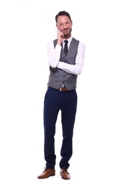 Beyaz genç adam gülümsüyor