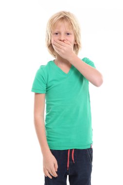 Güzel bir çocuk ağzını kapalı