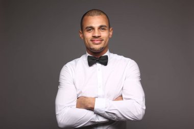 Siyah adam poz gülümseyen