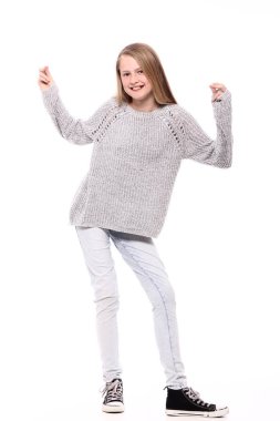 Güzel küçük kız gülümsüyor