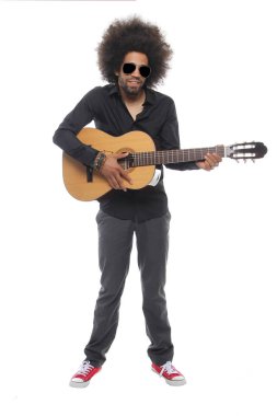 Siyah adam akustik gitar çalmaya