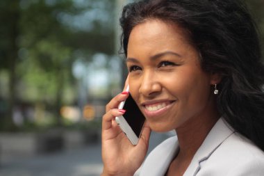 Güzel bir Afro-Amerikan kadın cep telefonla konuşuyor