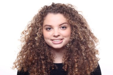 Güzel beyaz kız gülümsüyor