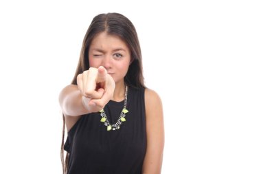 Genç Asyalı kadın kamera için işaret ediyor