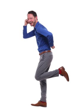 Beyaz genç adam koşuyor