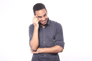 Siyah adam poz gülümseyen