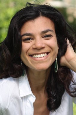 Açık havada gülümseyen güzel Afro-Amerikan kadın