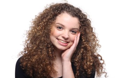 Güzel beyaz kız gülümsüyor