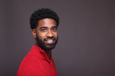 Siyah adam poz gülümseyen