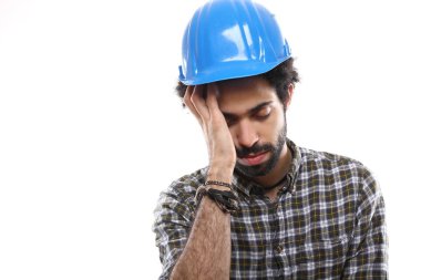 Yorgun siyah adam bir miğfer