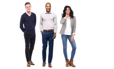 Çok ırklı insanlar kümesi beyaz arka plan üzerinde poz