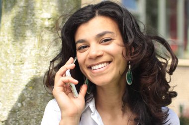 Güzel bir Afro-Amerikan kadın cep telefonla konuşuyor