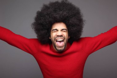 Siyah adam poz çığlık