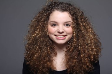 Genç beyaz kız gülümsüyor