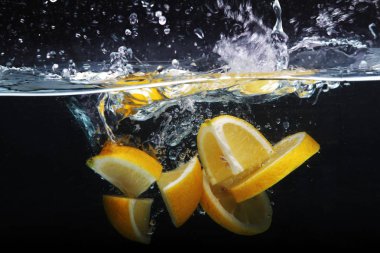 Suya düşen limonlar, yaklaşın.