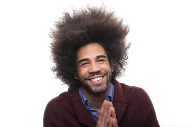 Beyaz arka plan üzerinde mutlu siyah adam