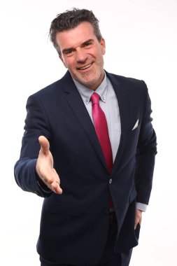 Eski beyaz işadamı için el sıkışma el veriyor 