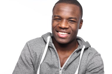 Siyah adam poz gülümseyen