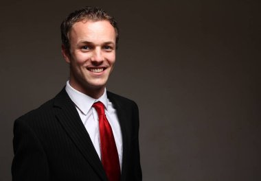 Beyaz genç adam gülümsüyor