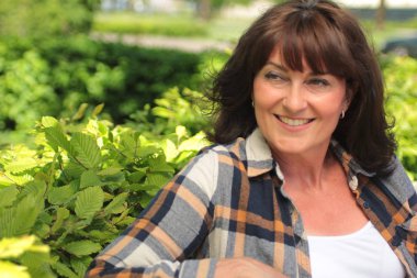 güzel bir kadın parkta poz