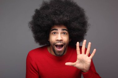 Şaşırmış siyah adam poz