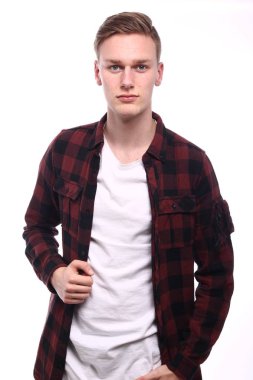 Genç beyaz adam ciddi