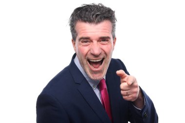 Eski beyaz işadamı kamera için işaret ediyor