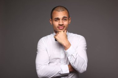 siyah adam Studio poz