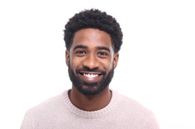 Beyaz arka plan üzerinde mutlu siyah adam