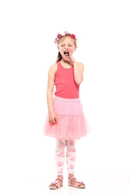 Güzel küçük bir kız çığlık atıyor