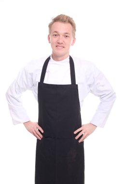 Beyaz üniformalı genç erkek aşçı