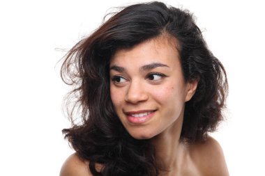 Güzel Afro-Amerikan kadın gülümsüyor