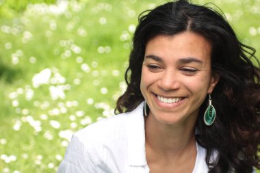 Açık havada gülümseyen güzel Afro-Amerikan kadın