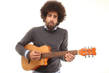 Siyah adam akustik gitar çalmaya