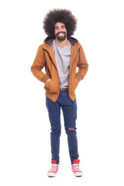 Beyaz arka plan üzerinde mutlu siyah adam