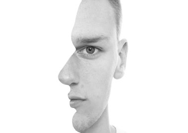 Beyaz genç adamın yüzünde siyah ve beyaz ses parçası