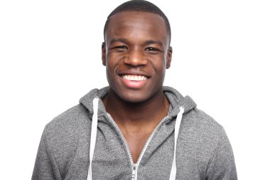 Siyah adam poz gülümseyen