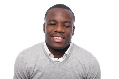 Siyah adam poz gülümseyen