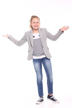 Güzel küçük kız gülümsüyor