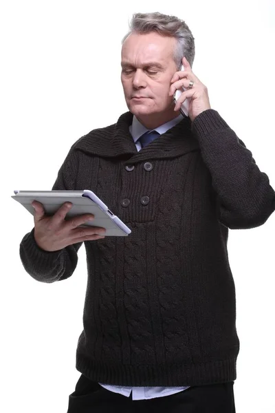 Vecchio Uomo Caucasico Sta Parlando Sul Telefono Cellulare Utilizzando Tablet — Foto Stock