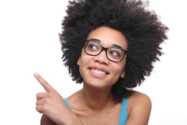 Красивая афро-американка указывает на что-то
