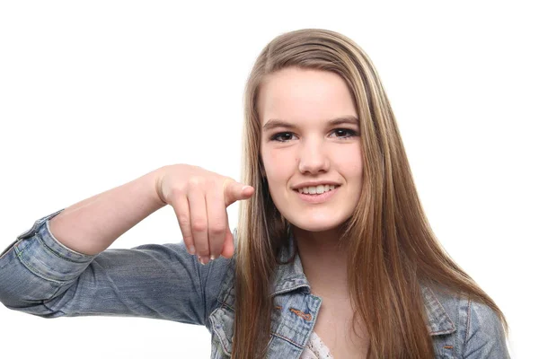 Menina Loira Jovem Apontando Para Câmera — Fotografia de Stock