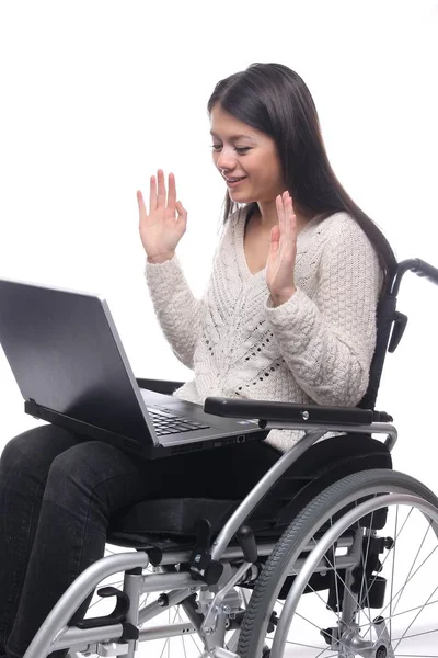 年轻的亚洲妇女在轮椅上使用笔记本电脑 — 图库照片
