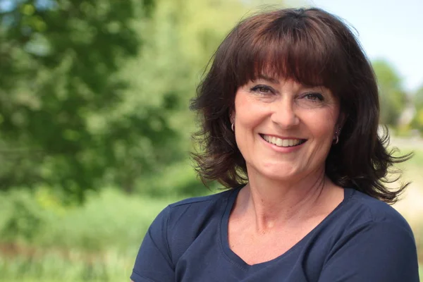 güzel bir kadın parkta poz