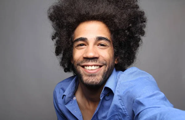 Felice Uomo Nero Con Capelli Grandi — Foto Stock