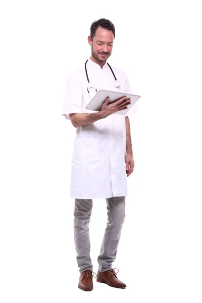 Manliga Läkare Bär Särskild Uniform Med Stetoskop Och Använda Tablet — Stockfoto