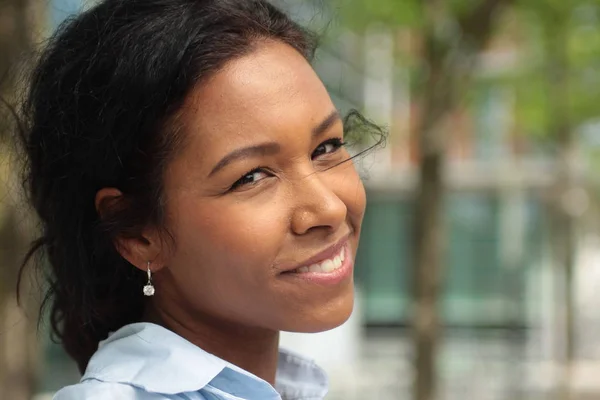 Schöne Afroamerikanische Frau Lächelt Draußen — Stockfoto